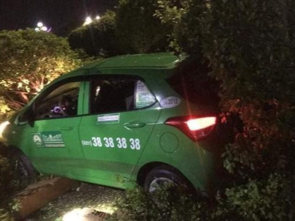 Bắt nóng kẻ cướp taxi ở Sài Gòn rồi trốn về Bình Dương