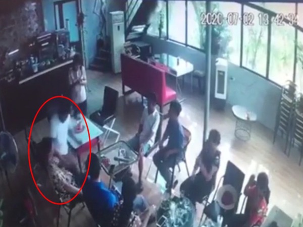 Rùng mình khoảnh khắc gã say bất ngờ rút dao đâm chết bạn trong quán cà phê ở Hà Nội
