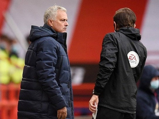 Mourinho: 'Người cầm còi chạy trên sân không phải trọng tài'