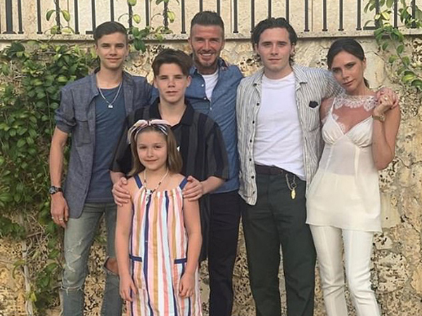 Cậu ấm nhà David Beckham đoàn tụ với gia đình sau 3 tháng cách li cùng bạn gái, nhưng lại bất ngờ bị chỉ trích thậm tệ