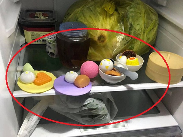 Mở tủ lạnh ở nhà, cô gái bất ngờ với những thứ có ở bên trong, dân mạng chỉ ra lỗi 'sai sai'