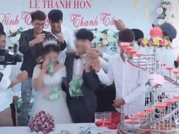 Hội bạn thân 'ế vợ lâu năm' trao túi quà đặc biệt cho cô dâu chú rể trong ngày cưới khiến cặp đôi miệng cười không ngớt