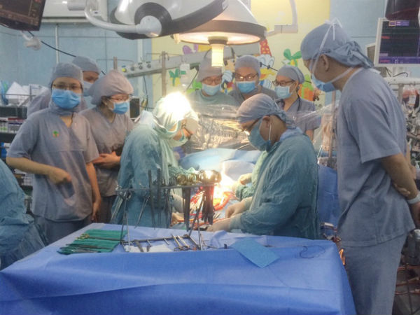 Vụ bé trai 9 tuổi nghi bị mẹ ruột dùng kéo đâm thủng tim: Bé đã tỉnh, tiếp xúc tốt và đang tập cai máy thở