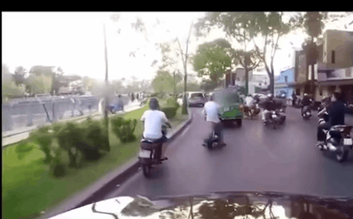 Video: Thấy tờ tiền rơi, người đàn ông bỏ máy tập lao ra đường giành giật và cái kết không thể nhịn cười