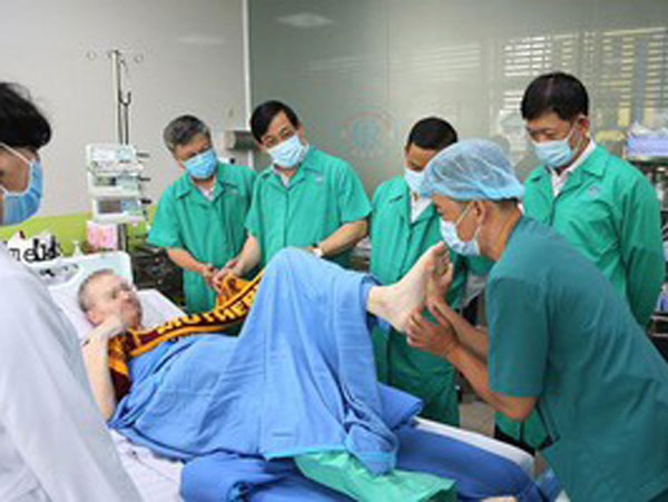 CLIP: Phi công người Anh rạng rỡ tiếng cười trước giờ về nước