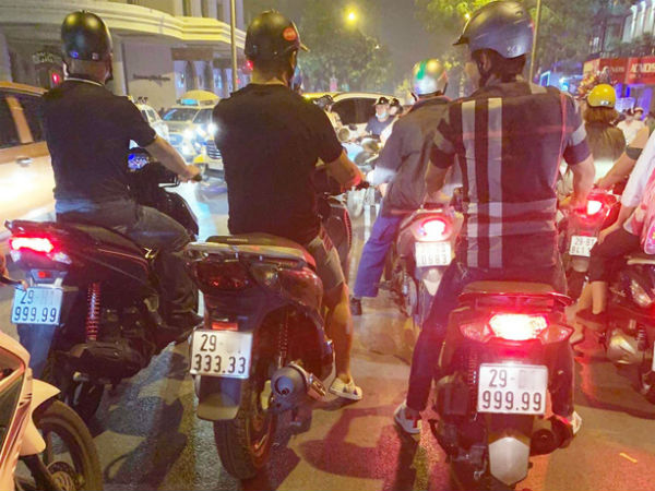 Xôn xao hình ảnh 3 chiếc xe tay ga biển ngũ quý chạy song song trên đường phố Hà Nội