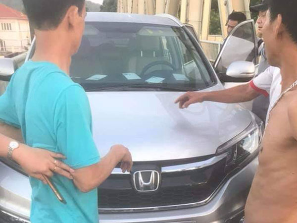 Nghi một cán bộ công an trại giam để ôtô trên cầu, nhảy sông tự tử