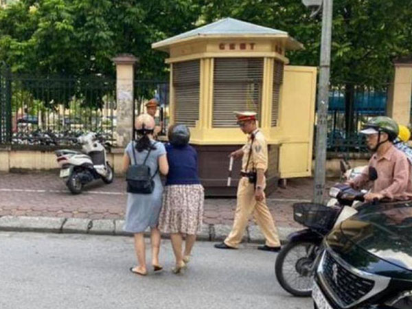 Hà Nội: Xác minh thông tin CSGT kéo ngã hai người phụ nữ đi xe máy