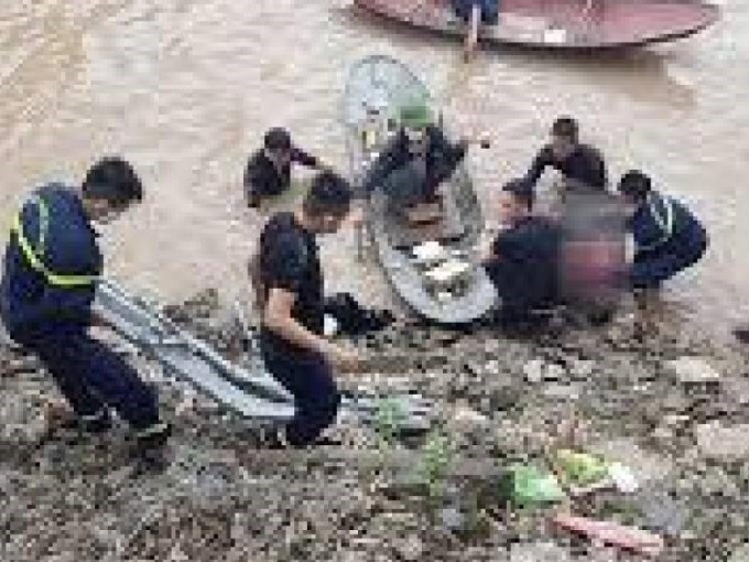 Phát hiện thi thể 3 mẹ con buộc chặt vào nhau nổi trên sông Thương