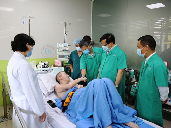 Một tuần nữa, phi công Anh hồi hương sau 115 ngày điều trị tại Việt Nam