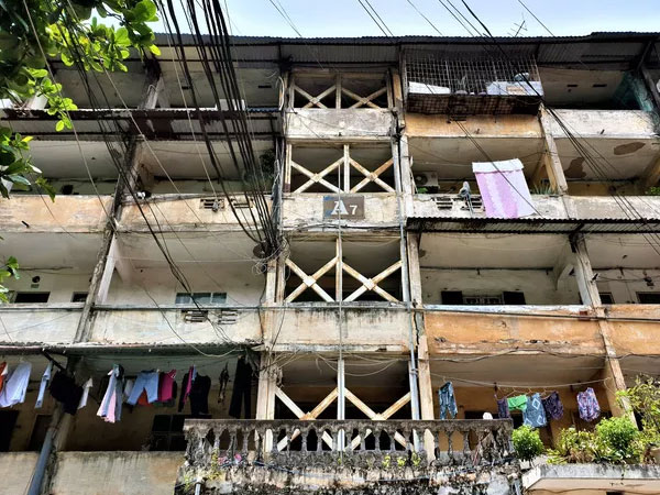 Cận cảnh căn nhà tập thể nghiêng 14 độ ở Hà Nội, hơn 200 người "sống trong sợ hãi"