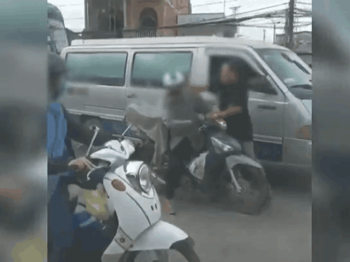 Tài xế ô tô đấm liên tục vào mặt người đi xe máy sau va chạm giao thông