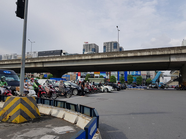 Dừng ở ngã tư, người đàn ông bước đến cạnh ô tô và có hành động khiến cả phố hoảng hốt, 'đỏ mặt' quay đi