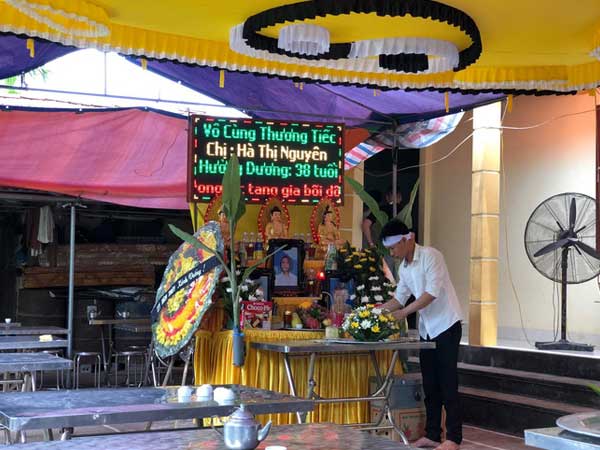 Người chồng thất thần bên linh cữu vợ và 2 con tử vong dưới sông Thương: Lang thang tìm vợ con suốt mấy ngày, không thể ngờ lúc 'đón về' lại đau lòng đến thế!