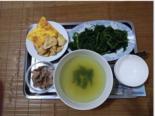 Cứ đến bữa cơm chồng lại đặt 500 nghìn vào mâm để 'dằn mặt', cô vợ im lặng tới ngày thứ 3 thì phản kháng dữ dội khiến anh không dám "thái độ"