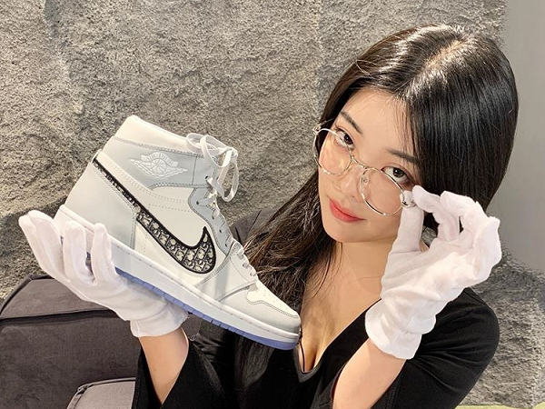 8.000 đôi 'siêu giày' Nike Dior đang khiến 5 triệu người 'tranh giành' nhưng nhiều sao Hàn lại được đích thân NTK gửi tặng kèm thư tay