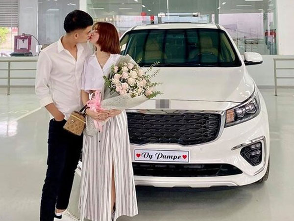 Chơi lớn như Mạc Văn Khoa: Mua xế hộp tiền tỉ tặng bạn gái dịp kỉ niệm 5 năm yêu nhau