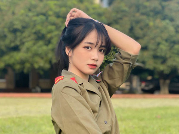 Nữ sinh Ngân hàng gây sốt vì gương mặt đúng chuẩn nàng thơ, đẹp ngẩn ngơ khi diện áo trắng và quân phục