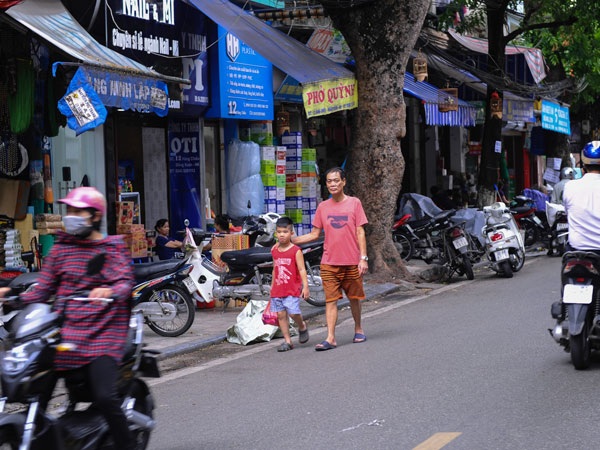 Hà Nội: Khốn khổ như dân phố cổ, muốn đi bộ cũng không yên vì vỉa hè bị 'chiếm' từ bao giờ không ai nhớ nữa