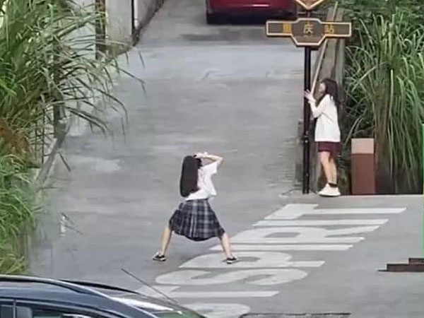 Dân mạng phì cười trước khoảnh khắc hai cô gái nhiệt tình chụp ảnh cho nhau, kiếm được đứa bạn có tâm quả là điều may mắn