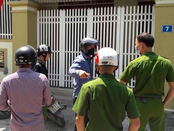 3 bố con chửi bới, ném đá, dùng dao chém đứt gân chân công an