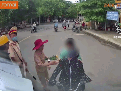 Video: Dừng sai làn, 'ninja' xe đạp điện vẫn gan lì chặn đầu container