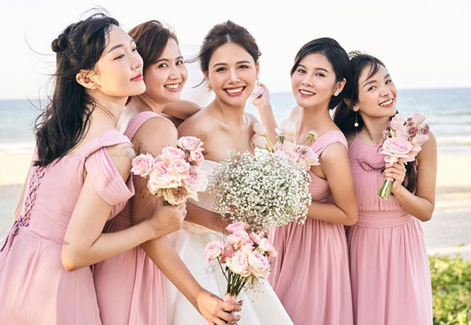 Hơn 2 tuần sau đám cưới cổ tích, Phanh Lee mới chính thức tung ra loạt ảnh chụp cùng dàn phù dâu xinh đẹp khiến dân mạng trầm trồ