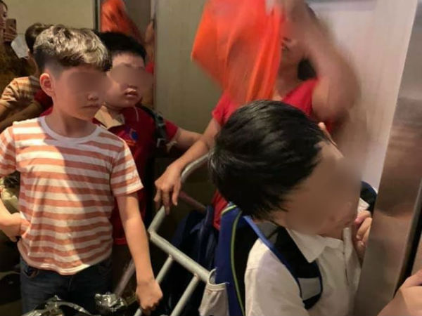 Chen chúc đẩy xe hàng vào thang máy chung cư đúng giờ cao điểm, người phụ nữ còn lớn tiếng quát tháo trẻ nhỏ khiến cư dân bức xúc