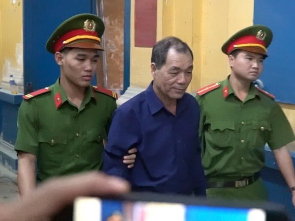 Ông Trầm Bê cùng siêu lừa và các thuộc cấp hầu toà