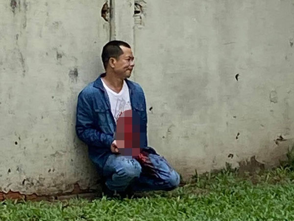 Người đàn ông có biểu hiện bất thường, tự cầm dao đâm vào bụng