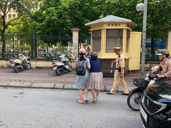 Sự thật về 'thông tin CSGT chạy ra giữa đường kéo ngã 2 người phụ nữ đi xe máy'