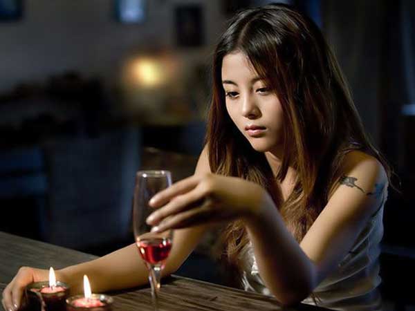 Chán cảnh chồng bợm nhậu say bí tỉ tối ngày, vợ chơi chiêu 'lấy độc trị độc' khiến anh nhìn thấy rượu đã xanh mặt