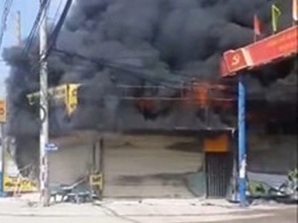 Tiệm cầm đồ bốc cháy ngùn ngụt khiến 3 người tử vong