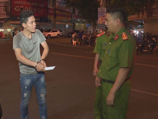 Nghi can đâm gục thanh niên trong quán cà phê ra đầu thú