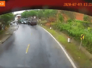 Video: Xe cứu hộ đi vào làn ngược chiều, đâm trực diện xe ben