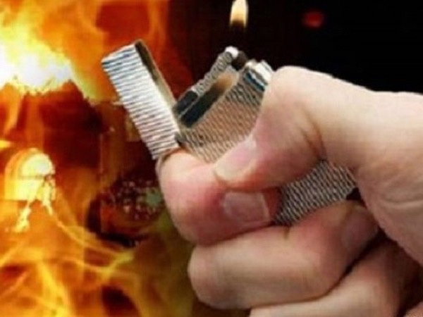 Nghệ An: Một người dân bị tưới xăng đốt giữa đường
