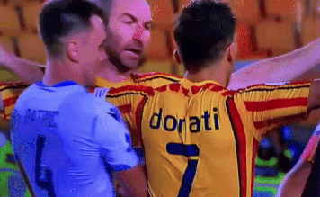 Hậu vệ Serie A tái hiện pha cắn đối thủ của Luis Suarez