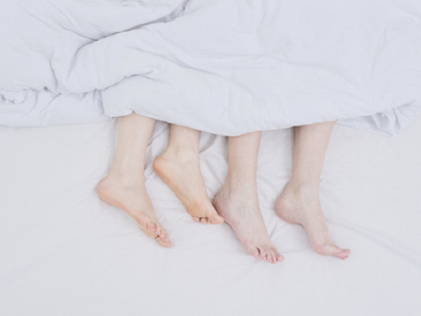 Tại sao nhiều người thích đắp chăn nhưng thò chân ra ngoài khi ngủ?