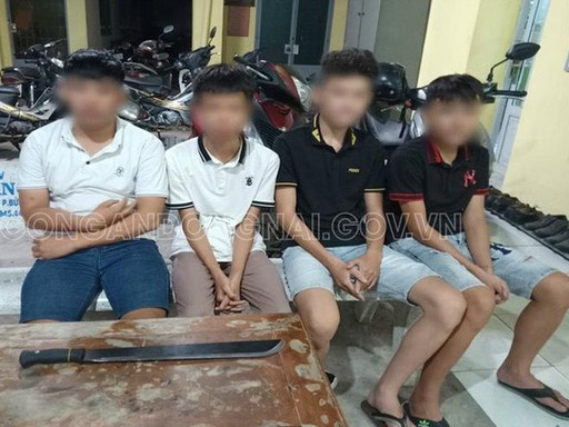Vì tiếng nẹt pô, nhóm học sinh đi xe máy mang theo dao phóng lợn tìm đến đập phá nhà đối thủ