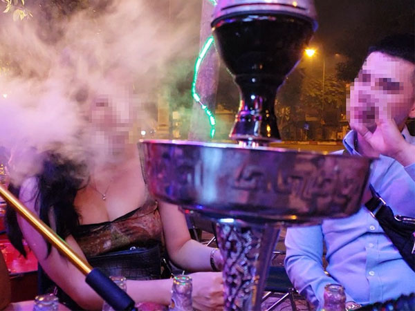 Các beer club tràn ra đường Phạm Văn Đồng