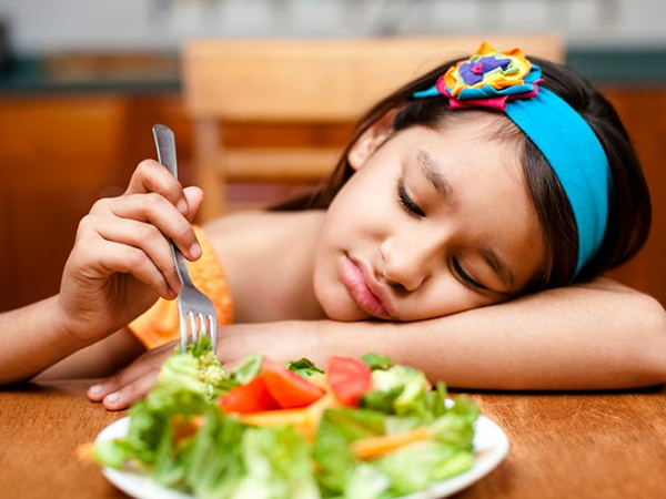 Vì sao đa số trẻ em đều không thích ăn rau?