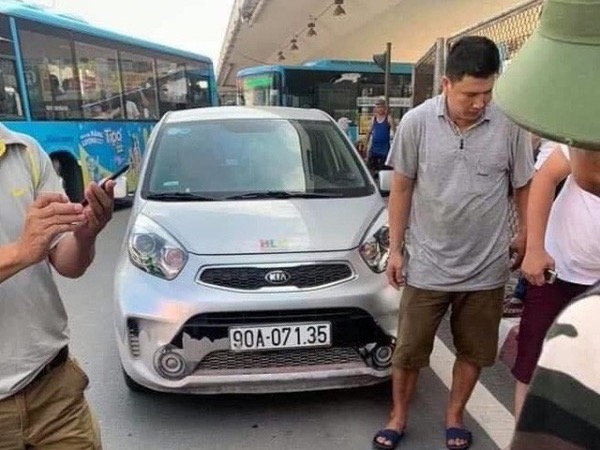 Tạm giữ tài xế vượt đèn đỏ, kéo lê trung uý CSGT dưới gầm xe