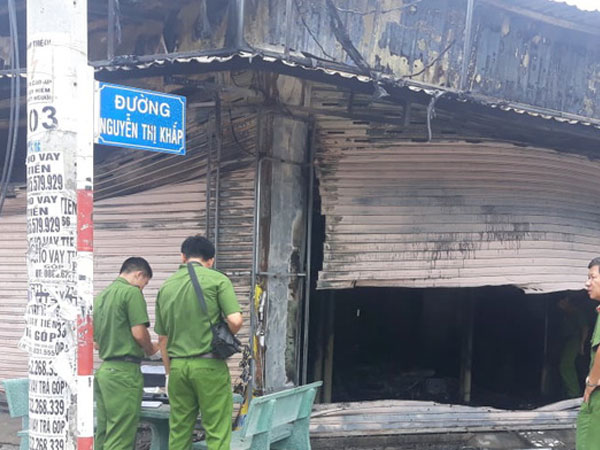 3 người tử vong tại tiệm cầm đồ ở Bình Dương là 2 vợ chồng và con trai 6 tuổi, nghi án đốt nhà tự tử
