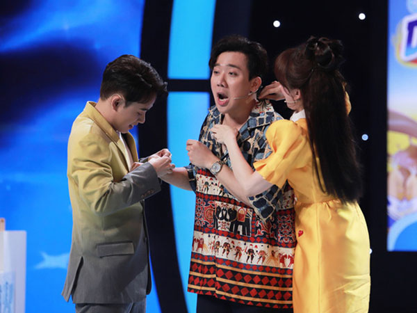 Trấn Thành bị Hari Won 'lột' hết phụ kiện hàng tỷ đồng trên sân khấu