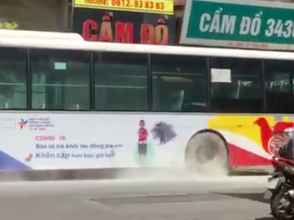 Xe buýt bốc khói nghi ngút giữa phố Hà Nội, người đi đường hoảng hốt