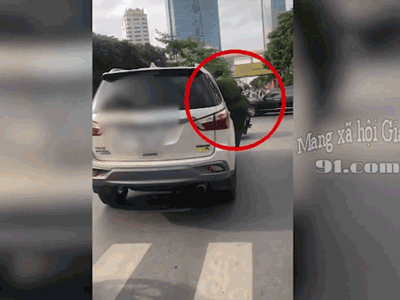 Mặc cảnh sát đu bám, tài xế vẫn tăng tốc bỏ chạy giữa phố