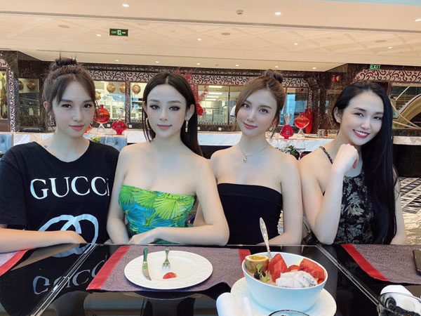 Huyền Baby hội ngộ cùng hội bạn thân 10 năm Emily - Hạnh Sino - Hương Baby: Nhan sắc, sự nghiệp, đời tư đều hoàn hảo