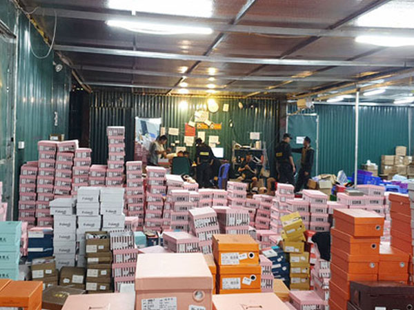 Triệt phá kho hàng lậu 'khủng' ở Lào Cai: Hàng xóm sững sờ