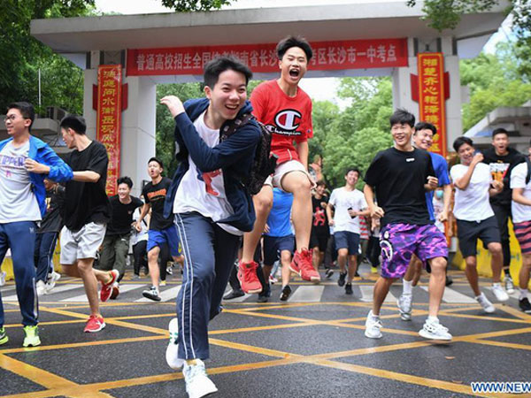 Hoàn thành môn cuối cùng của kỳ thi đại học khắc nghiệt nhất thế giới, học sinh Trung Quốc vỡ òa cảm xúc lao ra khỏi cổng trường