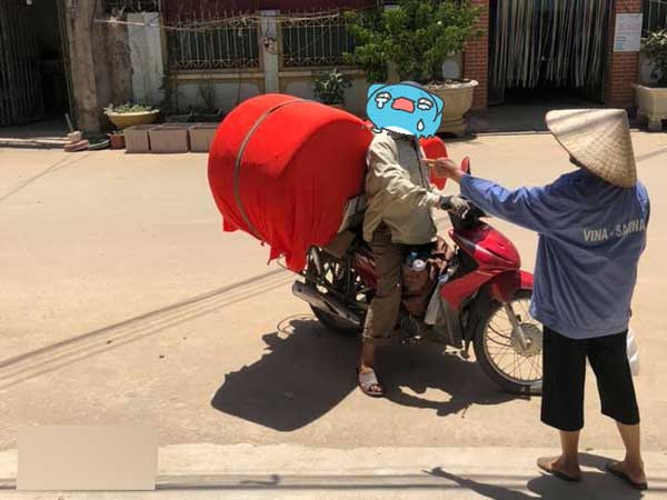 Đi giao ghế tình nhưng quên mang điện thoại và quên cả địa chỉ, shipper có một pha 'tìm nhà cồng kềnh' đến mức khách hàng chỉ biết khóc ròng